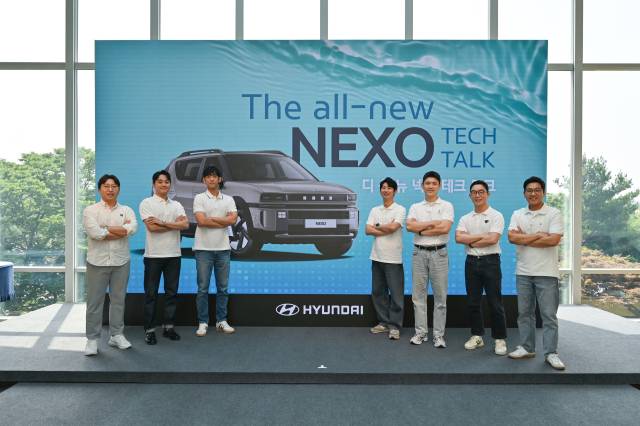 이재훈(왼쪽부터) MLV총합시험팀 책임연구원이 18일 진행된 현대자동차 ‘디 올 뉴 넥쏘’ 테크 토크를 진행한 후 이조영 수소전기차성능시험팀 책임연구원, 전성배 전동화시스템설계팀 책임연구원, 박훈우 FC시스템설계1팀 책임연구원, 정재권 FC제어개발1팀 책임연구원, 정현준 MLV프로젝트2팀 연구원, 김호중 MLV프로젝트2팀 책임연구원과 함께 기념사진을 촬영하고 있다.
