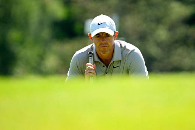 2번 홀 그린에서 퍼트 라인을 읽는 로리 매킬로이. AFP연합뉴스