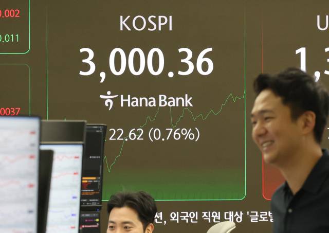 코스피가 장중 3,000을 돌파한 20일 서울 중구 하나은행 딜링룸에서 딜러들이 대화하고 있다. 연합뉴스