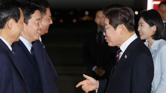 G7 일정을 마친 이재명 대통령이 성남 서울 공항에 도착해 마중 나온 강훈식 대통령 비서실장과 대화하고 있다, 연합뉴스