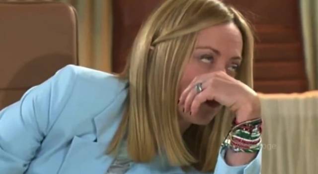 에마뉘엘 마크롱 프랑스 대통령 귓속말에 짜증스러운 듯 눈알 굴리는 조르자 멜로니 이탈리아 총리. SNS 캡처