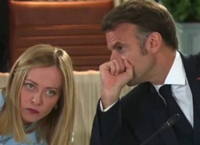 에마뉘엘 마크롱 프랑스 대통령 귓속말을 듣는 조르자 멜로니 이탈리아 총리. SNS 캡처
