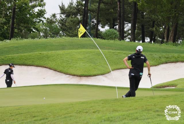 강풍에 휘어진 깃대. 사진 제공=KLPGA
