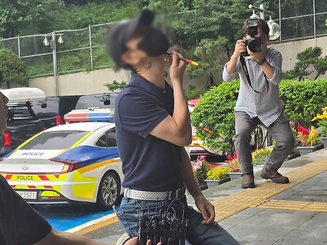 일명 '서울 강남역 의대생 살인사건' 피해자의 아버지가 20일 서울&nbsp;서초경찰서&nbsp;앞에서 가해자 최아무개씨(26)의 범행 과정을 재연하며 설명하고 있다. ⓒ연합뉴스