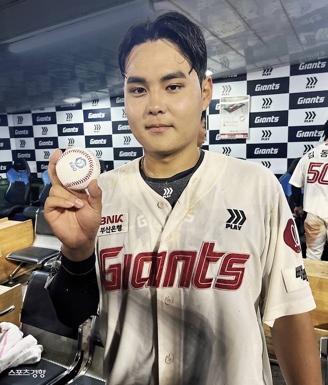 롯데 박재엽이 18일 사직 한화전을 마친 후 홈런공을 들고 포즈를 취하고 있다. 사직 | 김하진 기자