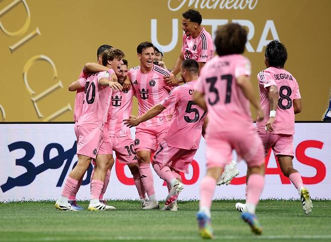 메시가 골을 넣은 뒤 동료들과 기뻐하고 있다. AFP연합뉴스