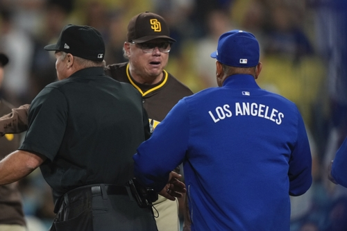 샌디에이고 마이크 쉴트 감독이 20일 LA 다저스전에서 7회초 타티스의 사구 때 나와 항의하자 다저스 로버츠 감독도 나와 맞서고 있다. AP연합뉴스