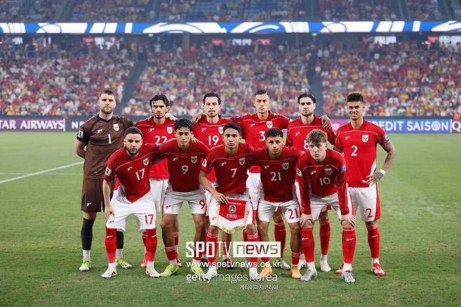 ▲ 북중미 월드컵 아시아 3차 예선에서 C조 4위에 오른 인도네시아는 아랍에미리트(UAE), 카타르, 이라크, 오만, 사우디와 오는 10월 8일부터 14일까지 열리는 4차 예선에서 본선 진출 경쟁을 이어 간다. 홈 앤드 어웨이가 아닌 한 지역에 모여 경쟁하는데 아시아축구연맹(AFC)은 지난 13일 그 개최지를 사우디와 카타르로 확정했다.&nbsp;인도네시아로선 악재다. 객관적 전력에서 나머지 5국과 견줘 열세가 뚜렷한 데다 사실상 원정 경기를 치르는 조건이라 분투가 절실하다.
