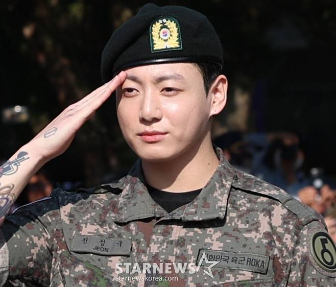(연천=뉴스1) 권현진 기자 = 방탄소년단(BTS)의 정국이 11일 오전 경기도 연천군 연천공설운동장에서 군복무를 마친 뒤 전역 인사를 하고 있다.   정국과 지민은 지난 2023년 12월 입대해 경기도 연천에 위치한 육군 제5보병사단에서 약 1년 7개월간 병역의 의무를 성실히 수행했다. 2025.6.11/뉴스1  Copyright (C) 뉴스1. All rights reserved. 무단 전재 및 재배포,  AI학습 이용 금지. /사진=(연천=뉴스1) 권현진 기자