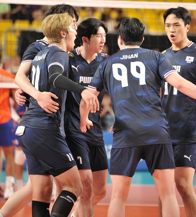 임동혁(오른쪽부터), 김지한, 허수봉이 7일 네덜란드와 2차 평가전에서 득점 후 기뻐하고 있다. /사진=대한배구협회 제공