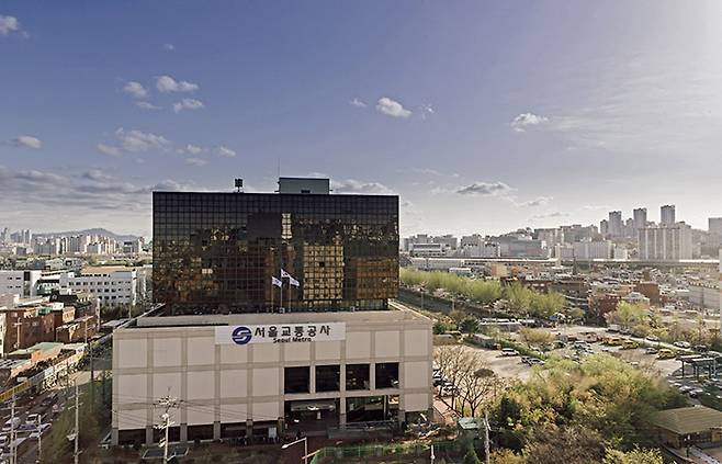 서울교통공사는 지하철 CCTV 영상을 실시간 모니터링하는 기술이 있음에도 불가능하다고 주장했다.[사진｜뉴시스]