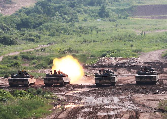 육군 3기갑여단 예하 대대가 19일 경기도 연천 다락대과학화원련장에서 전차 전투 사격훈련을 하고 있다. 육군 제3기갑여단 제공