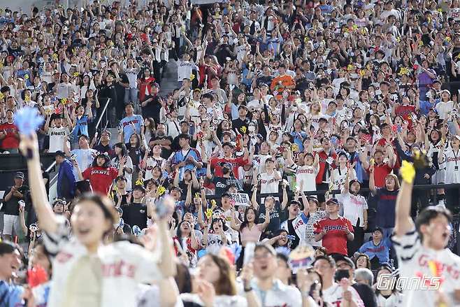 롯데 자이언츠가 6월 19일 한화 이글스전까지 22경기 연속 사직야구장 홈 매진을 기록했다. 앞으로 세 차례 더 연속 매진을 기록할 경우 KBO리그 신기록을 작성한다. 사진 롯데 자이언츠