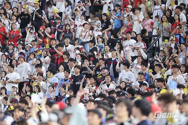 롯데 자이언츠가 6월 19일 한화 이글스전까지 22경기 연속 사직야구장 홈 매진을 기록했다. 앞으로 세 차례 더 연속 매진을 기록할 경우 KBO리그 신기록을 작성한다. 사진 롯데 자이언츠
