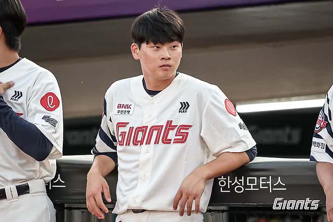 롯데 자이언츠 내야수 박찬형이 19일 부산 사직야구장에서 열린 2025 신한 SOL Bank KBO리그 한화 이글스와의 팀 간 10차전에서 프로 무대 데뷔 첫 안타를 기록했다. 사진 롯데 자이언츠