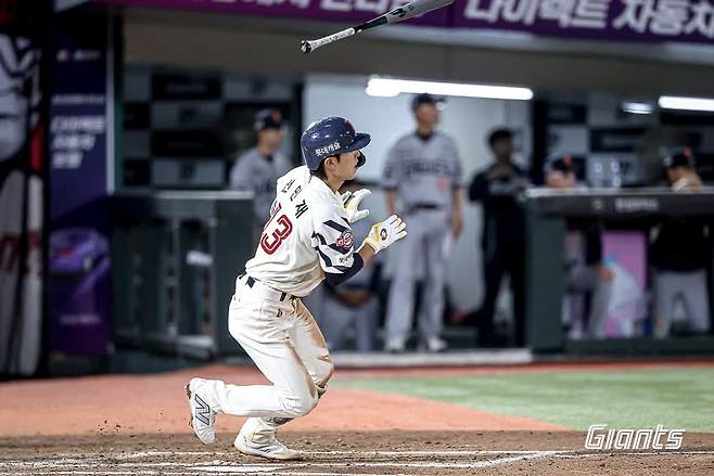 롯데 자이언츠 내야수 전민재가 19일 부산 사직야구장에서 열린 2025 신한 SOL Bank KBO리그 한화 이글스와의 팀 간 10차전에서 4타수 3안타 1타점 1득점을 기록, 팀 승리에 힘을 보탰다. 사진 롯데 자이언츠