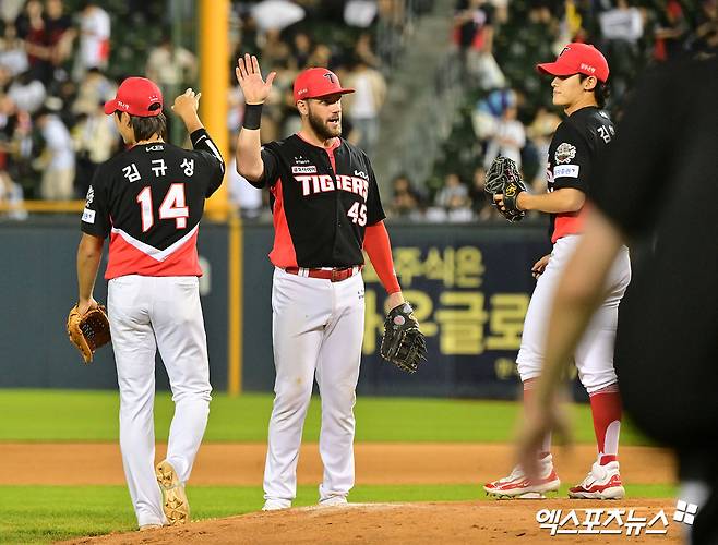 4일 오후 서울 송파구 잠실야구장에서 열린 '2025 신한 SOL Bank KBO리그' KIA 타이거즈와 두산 베어스의 경기, KIA가 위즈덤의 결승 투런 홈런과 최원준의 투런 홈런에 힘입어 두산에 8:3 승리를 거뒀다.  KIA 선수들이 기뻐하고 있다. 엑스포츠뉴스 DB