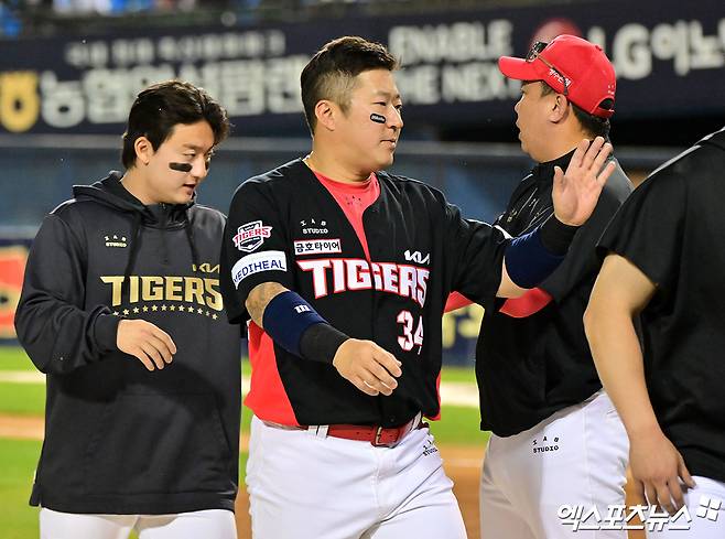 4일 오후 서울 송파구 잠실야구장에서 열린 '2025 신한 SOL Bank KBO리그' KIA 타이거즈와 두산 베어스의 경기, KIA가 위즈덤의 결승 투런 홈런과 최원준의 투런 홈런에 힘입어 두산에 8:3 승리를 거뒀다.  KIA 이범호 감독이 선수들과 함께 기뻐하고 있다. 엑스포츠뉴스 DB