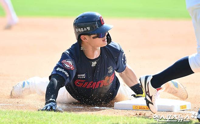 롯데 자이언츠 외야수 윤동희가 경기에 출전해 슬라이딩 후 숨을 고르고 있다. 윤동희는 허벅지 부상으로 현재 전력에서 이탈한 상태이며 19일 검진 결과 80% 회복됐다는 소견을 들었다. 엑스포츠뉴스 DB