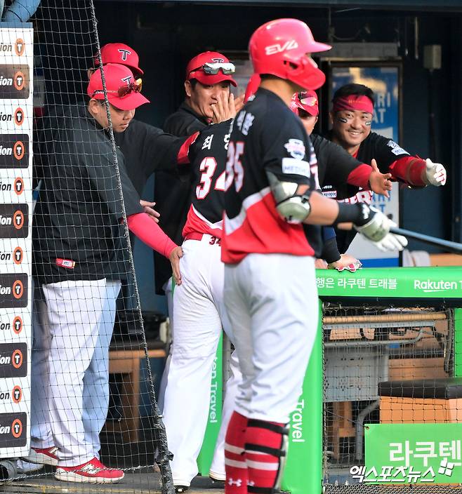 4일 오후 서울 송파구 잠실야구장에서 열린 '2025 신한 SOL Bank KBO리그' KIA 타이거즈와 두산 베어스의 경기, 2회초 무사 1,3루 KIA 최형우가 두산 최민석의 폭투를 틈타 득점에 성공하고 있다. 엑스포츠뉴스 DB