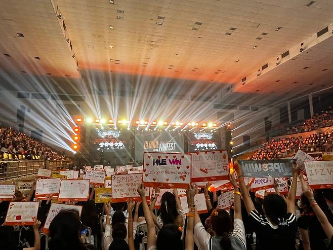 한국 e스포츠팀 HLE 베트남 팬미팅…현지팬 수천명 열광 18일(현지시간) 베트남 호찌민시 탄빈 체육관에서 열린 리그 오브 레전드(LoL) 게임단 HLE의 팬미팅 행사에 몰린 팬들이 열광하고 있다. 2025.06.19
[HLE 제공. 재판매 및 DB 금지]