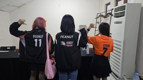 한국 e스포츠팀 HLE 베트남 팬미팅…현지팬 수천명 열광 (호찌민=연합뉴스) 18일(현지시간) 베트남 호찌민시 탄빈 체육관에서 열린 리그 오브 레전드(LoL) 게임단 HLE의 팬미팅 행사에 온 팬들이 유니폼 등판의 자신이 응원하는 선수 닉네임을 가리키고 있다. 2025.06.19