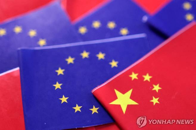 EU 깃발과 중국 오성홍기 [로이터 연합뉴스 자료사진. 재판매 및 DB 금지]