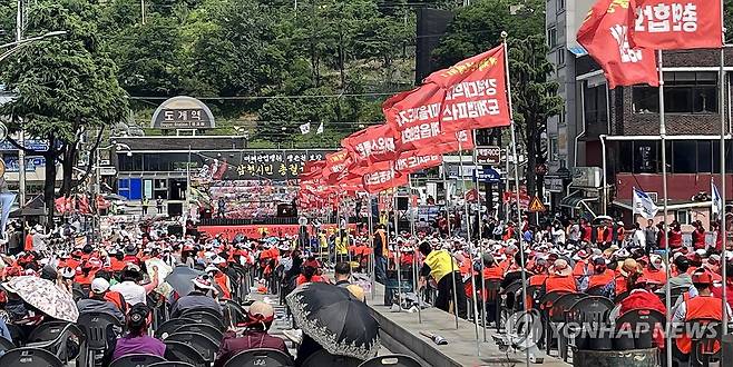 "생존권 보장 없는 조기 폐광 반대" (삼척=연합뉴스) 생존권 보장 없는 폐광 반대 투쟁에 나선 삼척시민 총궐기 대회가 17일 도계역 광장에서 열렸다. 궐기대회에 참석한 시민들은 대한석탄공사의 마지막 탄광인 삼척 도계광업소의 폐광이 보름여 앞으로 다가왔지만, 아직 정부 차원의 조기 폐광에 따른 대체 산업은 요원한 상태라며 반발하고 있다. 2025.6.17 [독자 제공.재판매 및 DB 금지] jlee@yna.co.kr