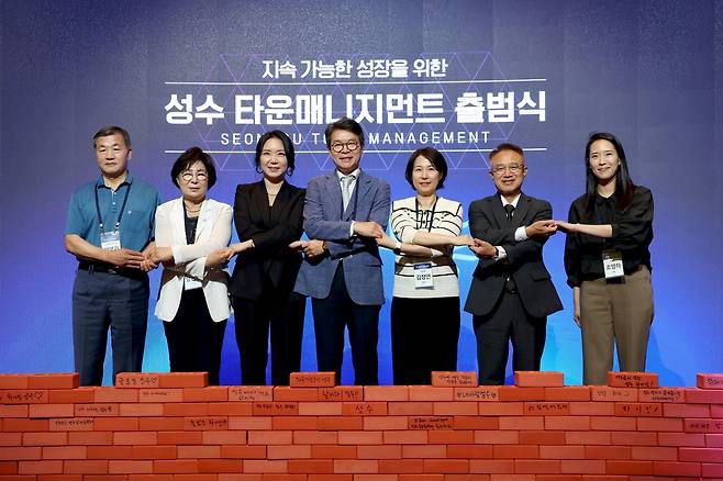성수 타운매니지먼트 출범식 성동구는 19일 성수동 언더스탠드에비뉴에서 '성수 타운매니지먼트 출범식'을 개최했다.
정원오 성동구청장(사진 가운데)과 기업 대표들이 기념 촬영하는 모습 [성동구 제공. 재판매 및 DB 금지]