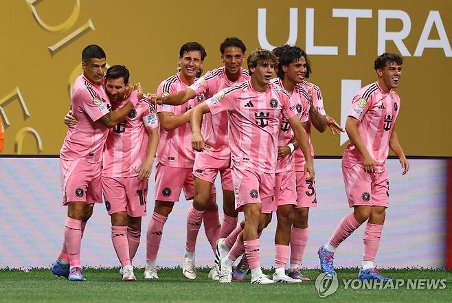 메시(왼쪽에서 두 번째)의 역전 골 후 세리머니 하는 인터 마이애미 선수들. [로이터=연합뉴스]