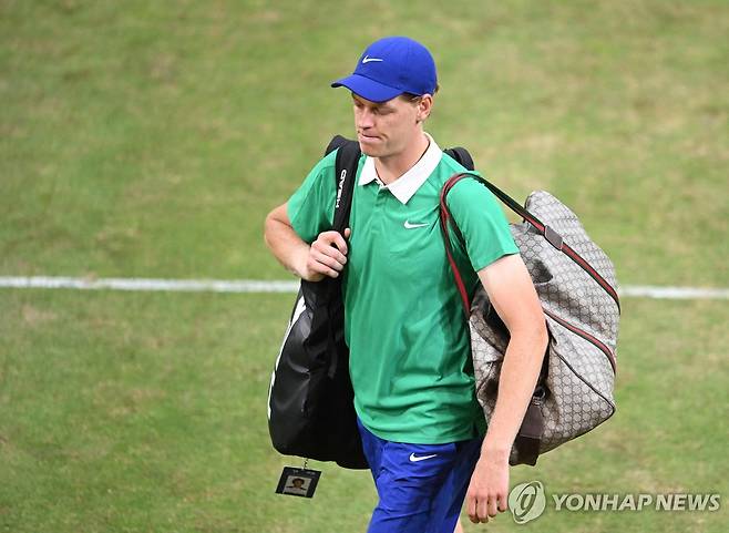 패배 후 퇴장하는 신네르 [AFP=연합뉴스]