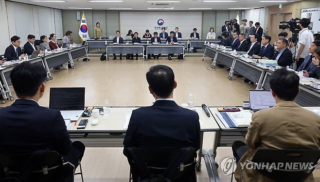 국정기획위 방통위 업무보고 (과천=연합뉴스) 류영석 기자 = 홍창남 국정기획위원회 사회2분과위원장이 20일 경기 정부과천청사 방송통신위원회에서 열린 국정기획위원회 업무보고에서 발언하고 있다. 2025.6.20 [공동취재] ondol@yna.co.kr