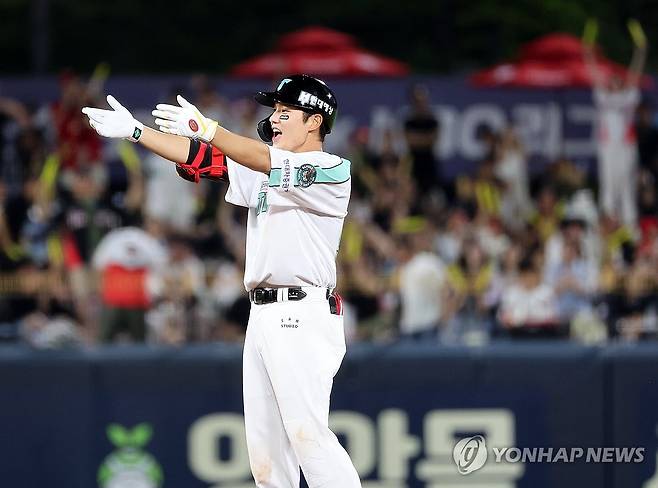 2루타 친 오선우 (광주=연합뉴스) 조남수 기자 = 19일 광주 기아챔피언스필드에서 열린 프로야구 kt wiz와 KIA 타이거즈의 경기. KIA 오선우가 6회말에 2루타를 때린 뒤 기뻐하고 있다. 2025.6.19 iso64@yna.co.kr