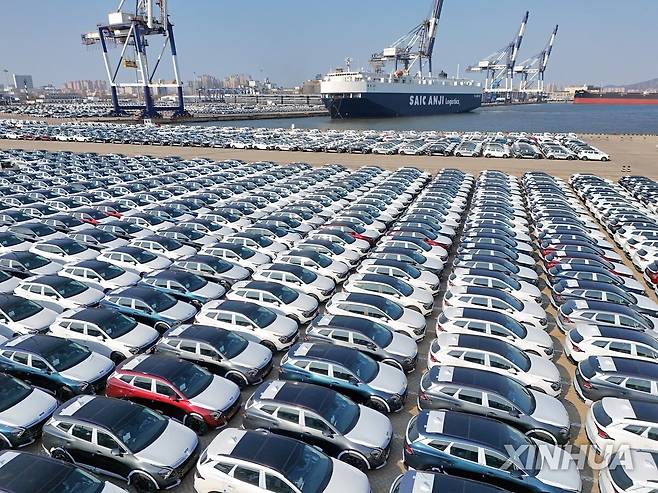 중국 산둥성의 옌타이항에서 선적을 기다리는 자동차들 [신화 연합뉴스 자료사진. 재판매 및 DB금지]