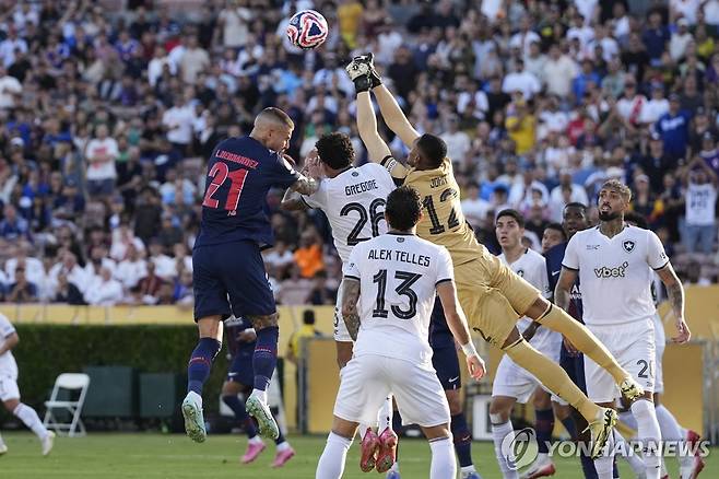 공중볼을 다투는 PSG와 보타포구 선수들. [AP=연합뉴스]