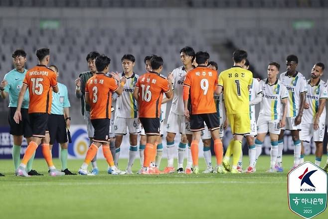 K리그2 화성과 안산의 경기 [한국프로축구연맹 제공. 재판매 및 DB 금지]