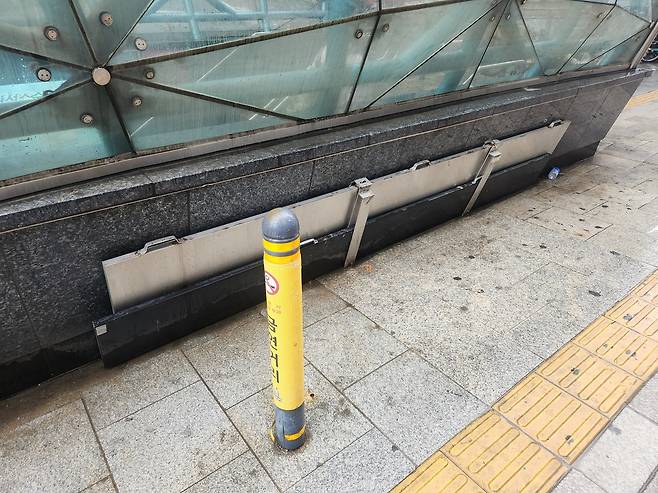 강남역 인근에 마련된 물막이판 [촬영 이율립]