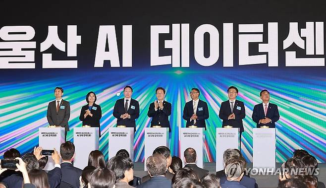 이재명 대통령, 울산 AI 데이터 센터 출범식 세리머니 (울산=연합뉴스) 홍해인 기자 = 이재명 대통령이 20일 울산전시컨벤션센터에서 열린 울산 인공지능(AI) 데이터 센터 출범식에서 참석자들과 함께 기념 세리머니에 참여하고 있다.
    왼쪽부터 안덕근 산업통상자원부 장관, 최민희 국회 과학기술정보방송통신위원장, 최태원 SK그룹 회장, 이 대통령, 아마존웹서비스(AWS) 프라사드 칼야나라만 인프라 총괄 대표, 유상임 과학기술정보통신부 장관, 김두겸 울산광역시장.  2025.6.20 [대통령실통신사진기자단] hihong@yna.co.kr