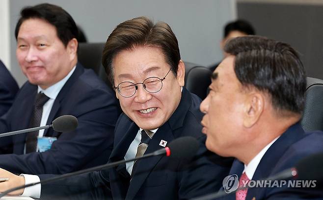 울산시장 발언 듣는 이재명 대통령 (울산=연합뉴스) 홍해인 기자 = 이재명 대통령이 20일 울산전시컨벤션센터에서 열린 인공지능(AI) 글로벌 협력 기업 간담회에서 김두겸 울산광역시장의 발언을 듣고 있다. 2025.6.20 [대통령실통신사진기자단] hihong@yna.co.kr