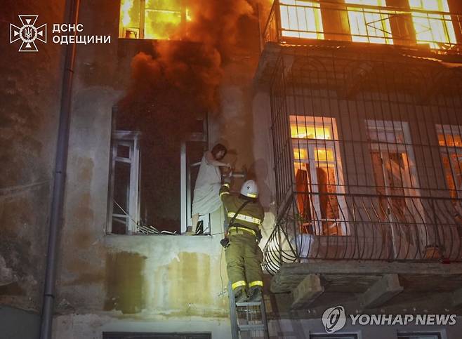 공습으로 불이 난 아파트에서 구조되는 주민 [우크라이나 응급구조서비스 제공. AP 연합뉴스]