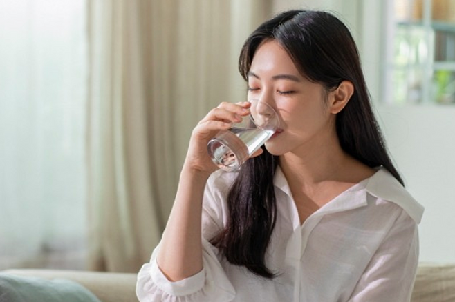 물 마시는 여자