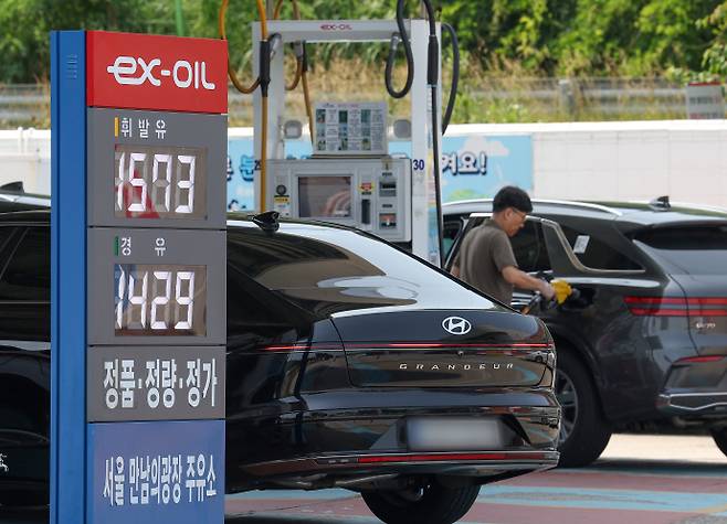 <YONHAP PHOTO-4586> 중동 정세 불안에 상승세 전환한 국내 유가(서울=연합뉴스) 김성민 기자 = 이스라엘과 이란의 군사적 긴장이 고조되며 국내 유가도 상승세로 전환했다.사진은 18일 서울 서초구 만남의광장 고속도로 휴게소 주유소에 기름값 안내판이 놓여 있다. 2025.6.18ksm7976@yna.co.kr/2025-06-18 12:33:56/<저작권자 ⓒ 1980-2025 ㈜연합뉴스. 무단 전재 재배포 금지, AI 학습 및 활용 금지>