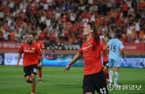 ◇ 21일 강릉종합운동장(강릉하이원아레나)에서 열린 K리그1 강원FC 강릉 홈 개막전 대구FC와의 리그 20라운드 경기에서 강원FC 모재현이 첫골을 넣고 기뻐하고 있다. 강릉=권태명기자