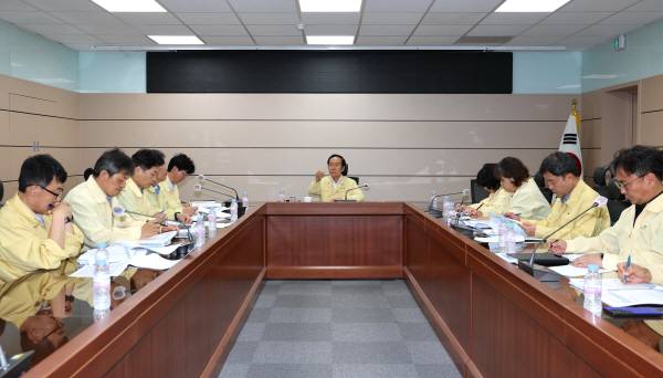 20일, 김주수 의성군수가 의성군청 재난안전대책본부 상황실에서 '장마 대비 긴급 대책회의'를 주재하고 있다. 의성군