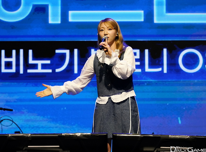 무대에서 아름다운 공연을 펼친 가수 경서.