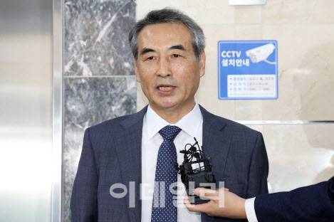 윤석열 전 대통령의 부인 김건희 여사 의혹 관련 사건을 맡은 민중기 특별검사가 지난 17일 오전 서울 서초구 사무실에서 취재진의 질문에 답변하고 있다. (사진=뉴스1)