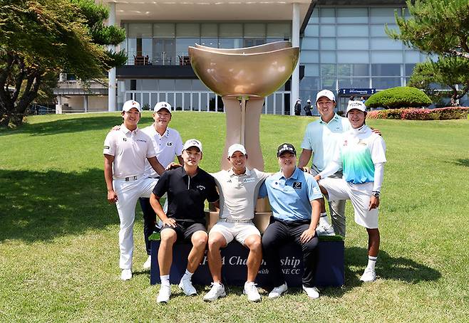 (왼쪽부터)최승빈, 전가람, 김준성, 문조엽, 황중곤, 이원준, 김성현이 지난 18일 KPGA 선수권대회 포토콜에서 포즈를 취하고 있다.