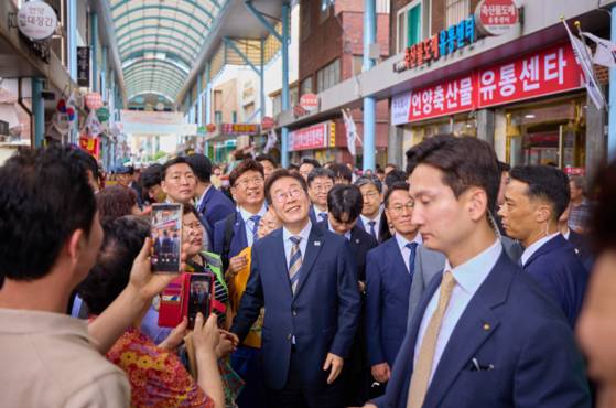 어제(20일) 울산 알프스시장 방문한 이재명 대통령〈사진=연합뉴스〉