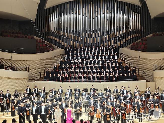 20일 부산콘서트홀 개관 기념 공연에서 연주자들이 관객에게 인사하고 있다. 2025.6.21. 손연우 기자