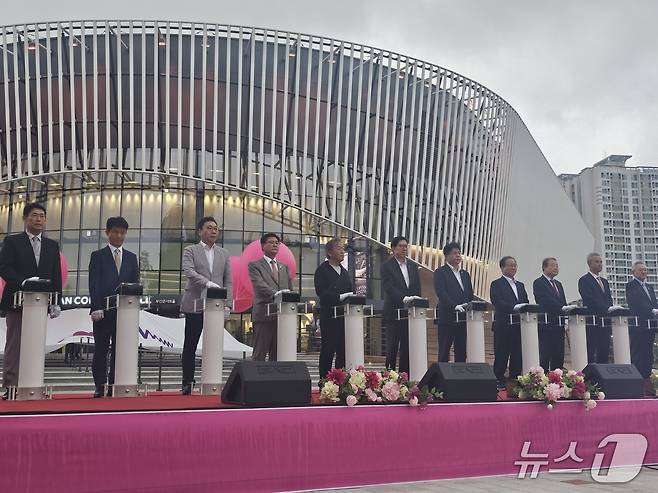 20일 오후 부산콘서트홀 개관식에서 참석자들이 세리머니를 하고 있다.2025.6.20. 손연우 기자